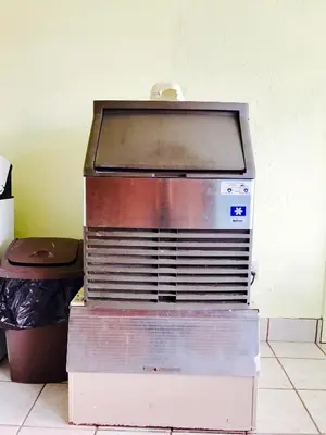 a grill sitting on top of two boxes at Greystone Motel in Hillsboro
