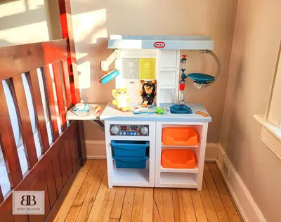 a doll house with a kitchen in a room at KingBed15 Mins to DTWN, 3 miles to CLE Clinic & CWRU in Cleveland Heights