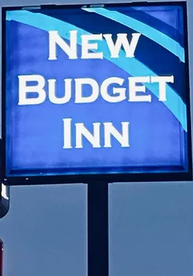 a new budget inn sign on a pole at New Budget Inn in Eaton