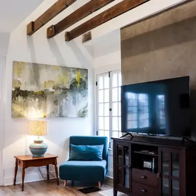 Downtown Retreat - 2BR Oasis