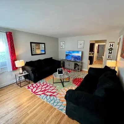 Red Ruby Spacious 2 Bedroom Apt 10 Minutes to Dwntwn