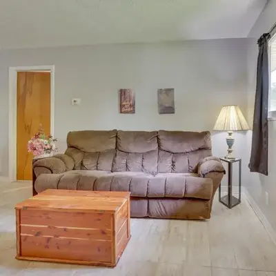 Cozy Youngstown Apartment with Central AandC and Heating