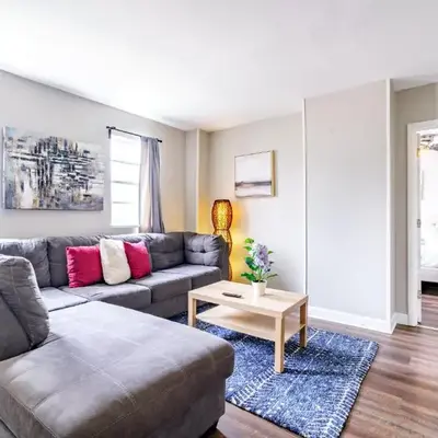 Jungle House Columbus Downtown Free Parking Sleeps 6 - Steps to Convention Center & Nationwide Arena - 1BR Short North Luxury Home - Over 5