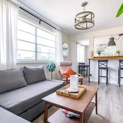 Jungle House Columbus Short North Downtown Free Parking - Steps to Convention Center & Nationwide Arena - 1BR Luxury Home - Sleeps 6 - Over 5