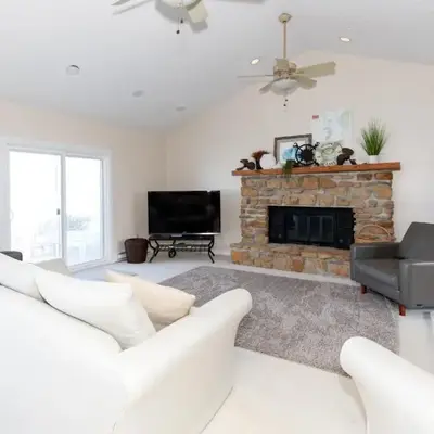 4 Bedroom Lakefront Home with Private Beach on Cedar Point Chaussee