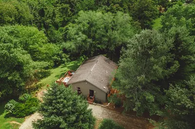 an overhead view of a house in the middle of a forest at Patriot Cottage at American Heartland Cabins in Rockbridge