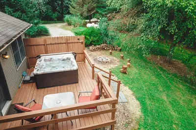 an overhead view of a wooden deck with a hot tub at Patriot Cottage at American Heartland Cabins in Rockbridge