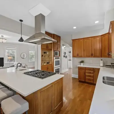 Deluxe 6 Bedroom 3 Min to Downtown w 2-car Driveway