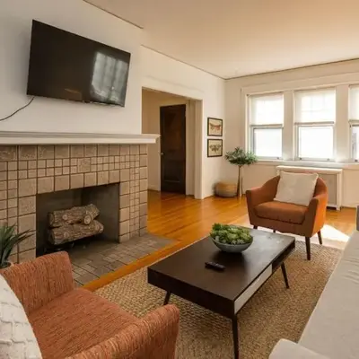 Hyde Park Comfort with Office Near Everything