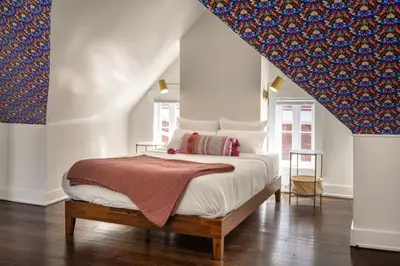 a bedroom with a large bed in a room at Spacious Studio Central Locale in Cincinnati