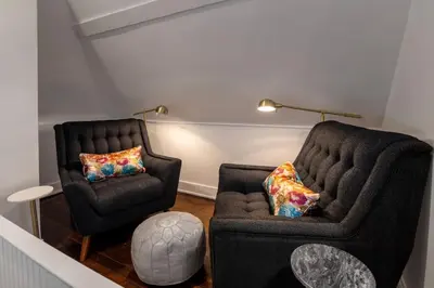 a living room with a couch and a chair at Spacious Studio Central Locale in Cincinnati