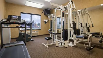 a fitness room with tread machines and a gym at Best Western Penn-Ohio Inn & Suites in Hubbard