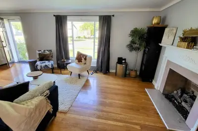 a living room with a fireplace and a couch at Cute 3 b 1 b Family home in Cle in Lyndhurst