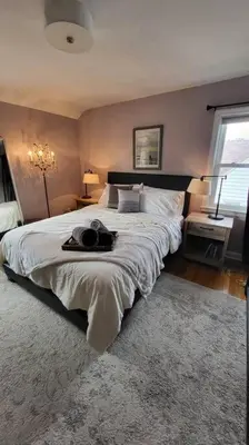 a bedroom with a large bed with a hat on it at Cute 3 b 1 b Family home in Cle in Lyndhurst