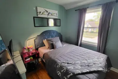 a bedroom with a bed and a window at Cute 3 b 1 b Family home in Cle in Lyndhurst