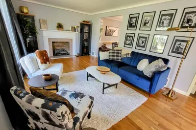 a living room with a blue couch and chairs at Cute 3 b 1 b Family home in Cle in Lyndhurst