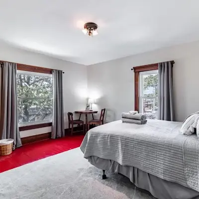 Walk to Downtown Kent - 3 BR House w Patio & Yard