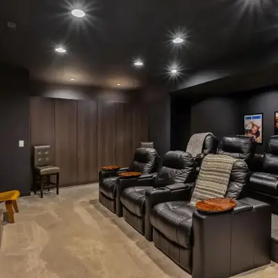 Luxuary Tremont Home - Movie Room