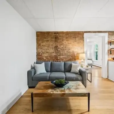 Comfy 1BR with Parking - Near UC