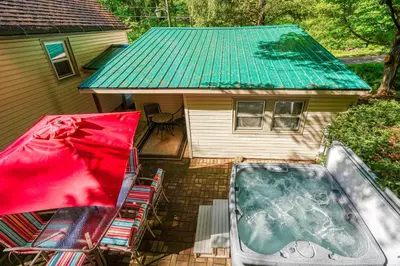 an overhead view of a small house with a pool at Hillside Hideaway in Logan