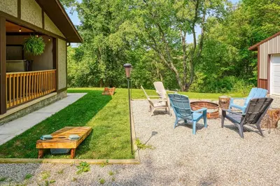 a group of chairs and a table in a yard at Hideaway Pines in Logan