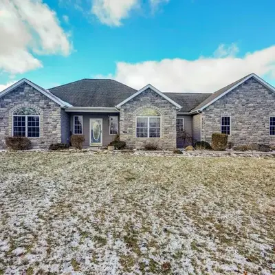 Elegant Pataskala Home with Hot Tub and Fire Pit!