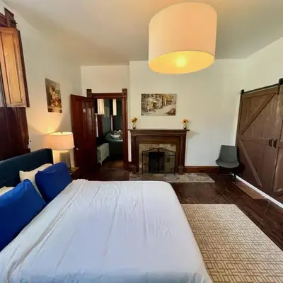 Skyline Retreat Spacious Elegance Queen Suite 1 City Views