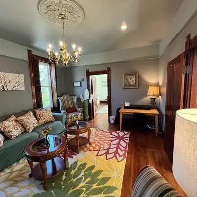 Skyline Retreat Spacious Elegance Queen Suite 3 City Views