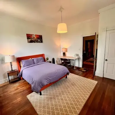 Skyline Retreat Spacious Elegance Queen Suite 4 City Views