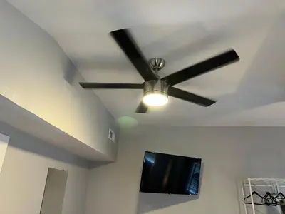 a ceiling fan and a television in a room at Stay with Jay - Quinta Suite in Cleveland