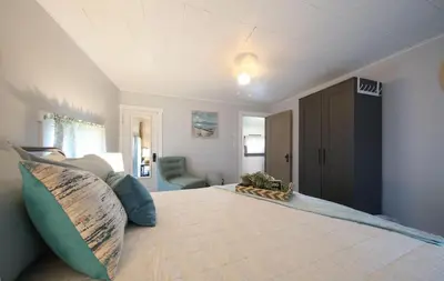 a large bedroom with a large bed with at Wayfarer Inn in Dalton