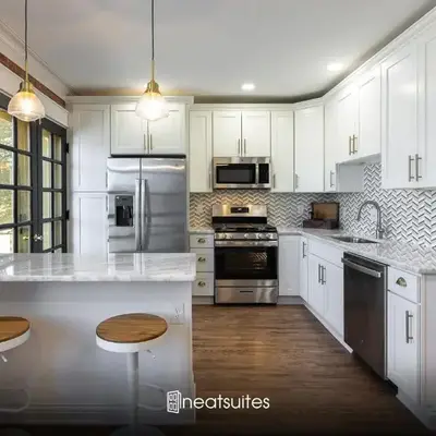 2BR Townhome with Parking - Walk to Stadiums & Downtown
