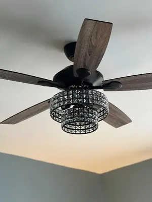 a ceiling fan on top of a ceiling at Guesthouse 214 at Guesthouse Lodging in Millersburg
