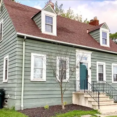 Cute 2 Bedroom Home - Huge backyard
