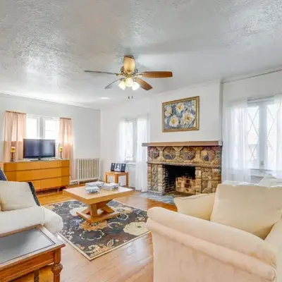 Trendy South Euclid Apt - 5 Mi to Cleveland Clinic