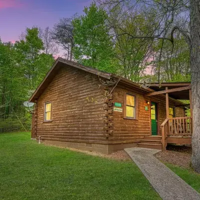 Blue Rose Cabins - Lincoln Log Cabin