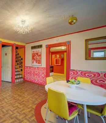 a dining room with a table and chairs in a room at Retro 1970's Rollercoaster House 5 Mins from Cedar Point in Sandusky