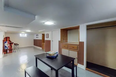 a living room with a table and a kitchen at Home Champions-HOF Village Comfort in Canton