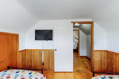 a bedroom with a bed and a tv on a wall at Home Champions-HOF Village Comfort in Canton