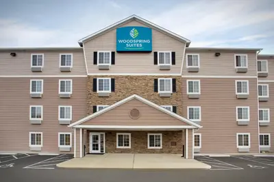 a building with a sign on top of it at WoodSpring Suites Columbus North I-270 in Columbus