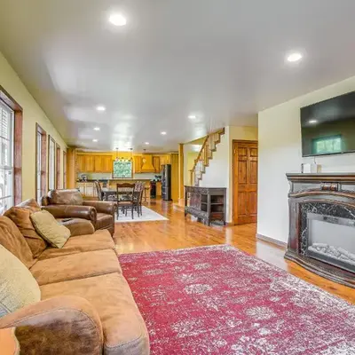 Quiet Family Cabin in Hamden Hot Tub and Game Room!