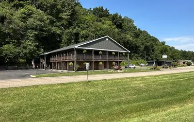 a large house on the side of a road at The Roscoe Boutique Motel in Coshocton