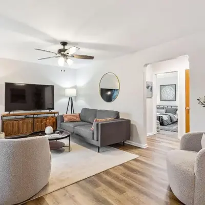 Comfort & Style - Mins to CLE Clinic - Family Friendly
