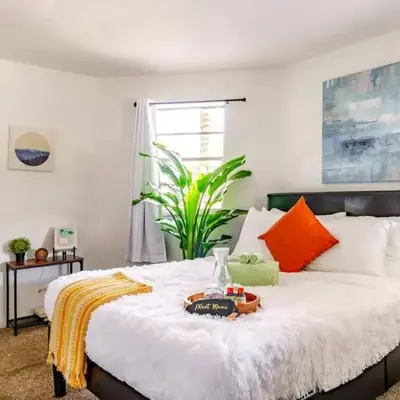 Jungle House Luxury Homes - Columbus Downtown Short North - Steps to Convention Center & Nationwide Arena - Sleeps up to 6 - Free Parking - Over 5