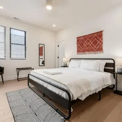Luxury Escape 4BR 3 bath Oasis in Historic Old Town