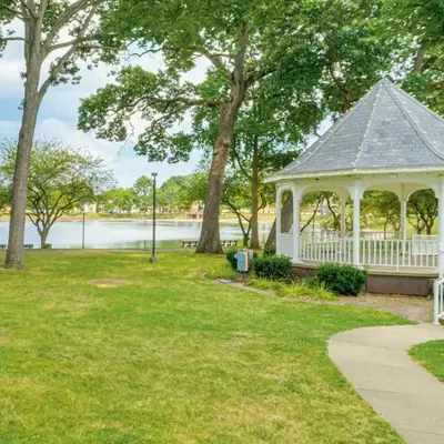 Walkable Barberton Apartment 9 Mi to Akron!