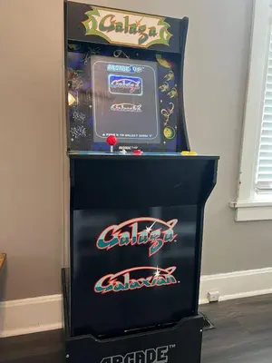 a video game arcade machine with avertisement for at House with 10 Beds Sleeps 16 free Driveway Parking in Cincinnati
