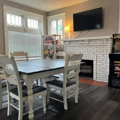 House with 10 Beds Sleeps 16 free Driveway Parking