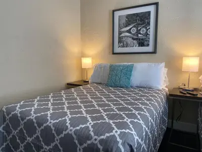 a bedroom with a bed with two tables and two lamps at Dayton with 5 Beds Sleeps 10 2 Bedrooms plus WIFI in Dayton