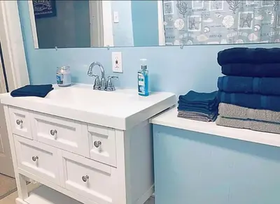 a bathroom with a sink and a mirror at Dayton with 5 Beds Sleeps 10 2 Bedrooms plus WIFI in Dayton
